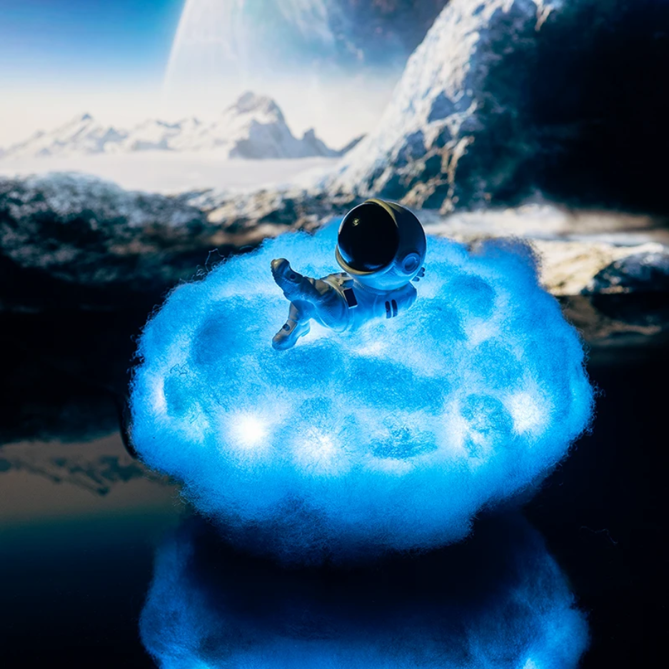 Kleiner Astronaut auf leuchtender blauer Wolke, Weltraumlandschaft, dekorative LED-Lampe.