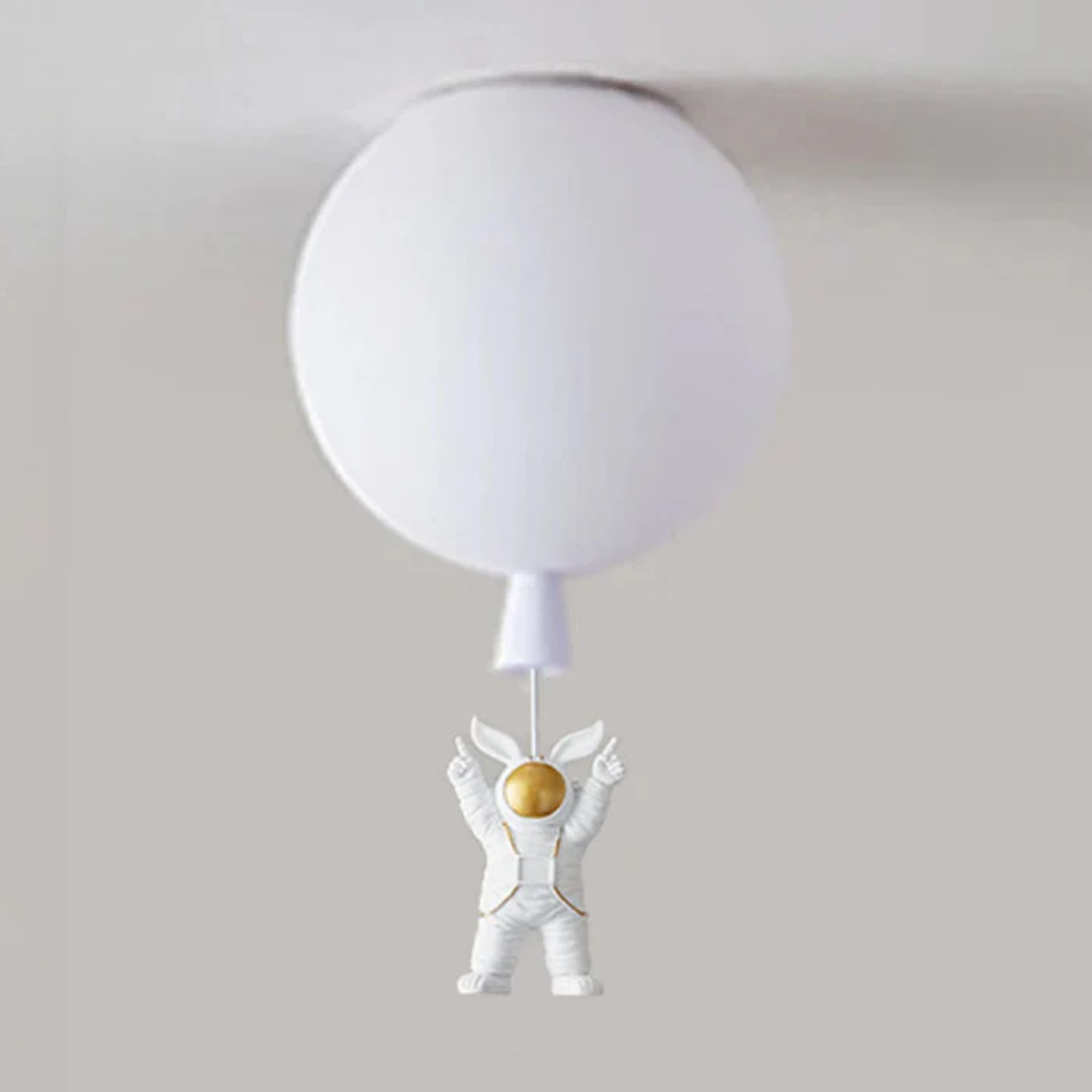 Weiße Deckenleuchte mit schwebendem Astronauten-Anhänger, modernes Design.