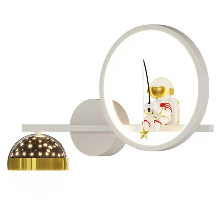 Moderne Wandleuchte mit Astronautenfigur, weiß-gold, LED, dekorativ, Kinderzimmerbeleuchtung.