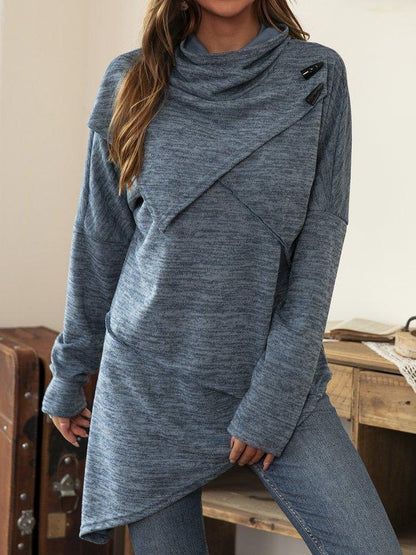 Frau in asymmetrischem, blauem Strickpullover mit Knöpfen, lässiger Herbstmode.