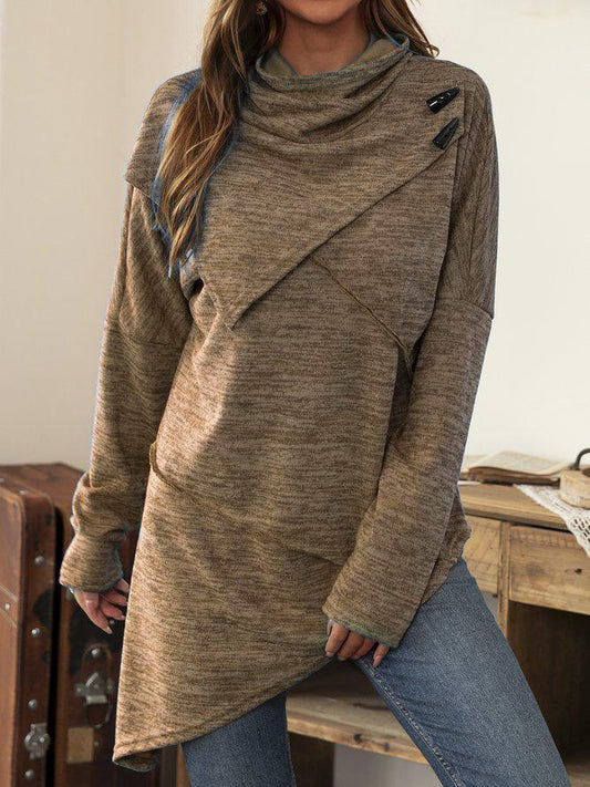 Frau trägt braunen asymmetrischen Pullover, lässig, modisch, Herbstmode, Damenbekleidung.
