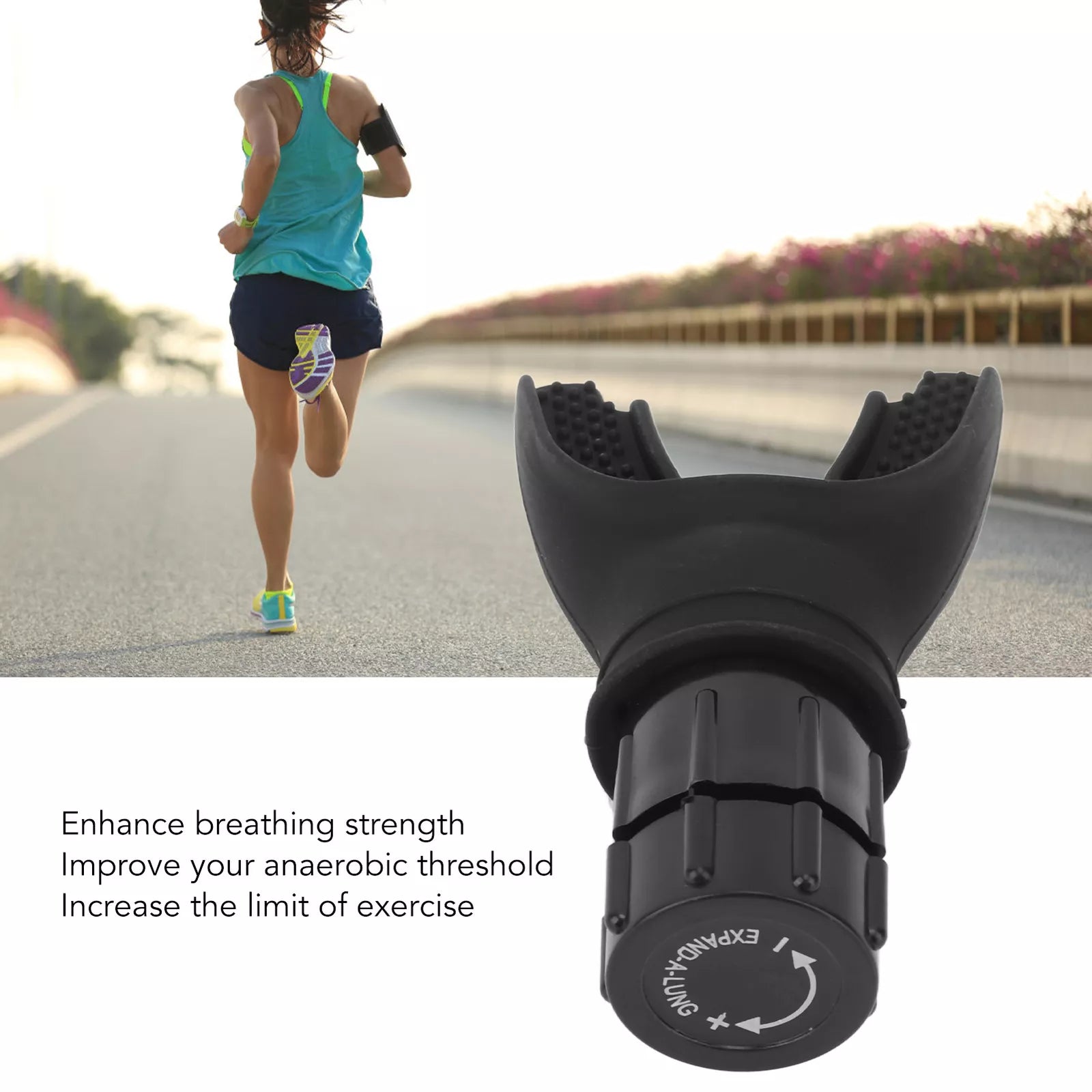 Laufende Frau mit schwarzem Atemtrainer, Fitnessgerät zur Atemstärkung, Outdoor-Training.