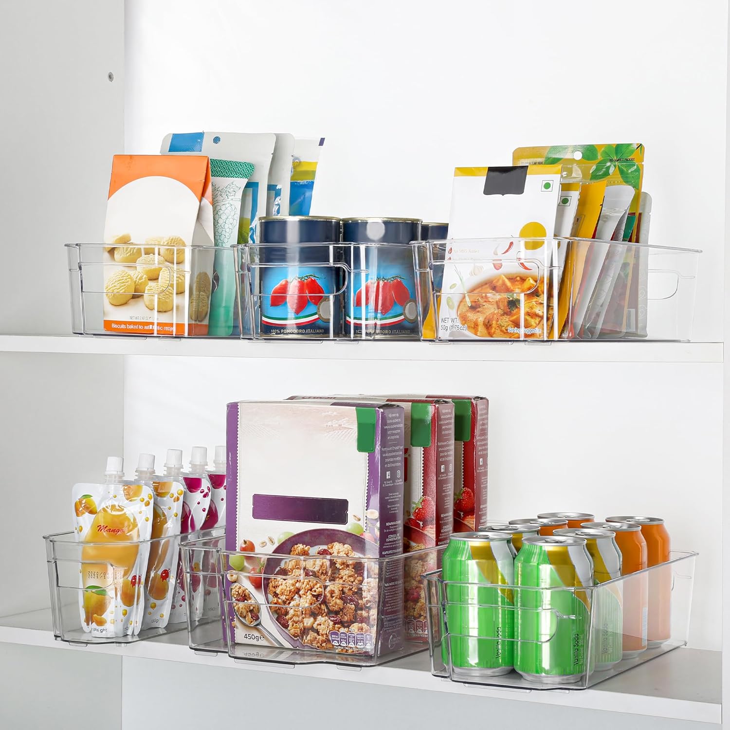 Durchsichtige Kunststoff-Aufbewahrungsboxen im Regal, ideal für Küche und Speisekammer-Organisation.