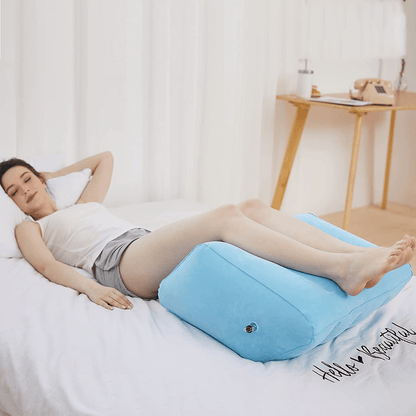 Frau entspannt auf blauem aufblasbarem Beinkissen, ideal für Beinunterstützung und Komfort.