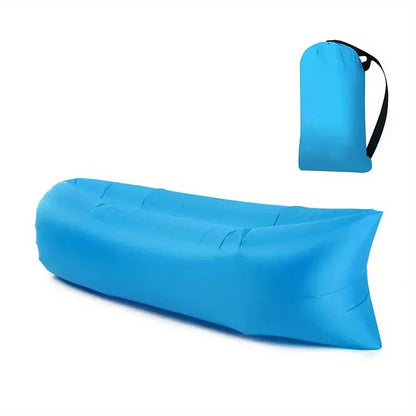 Aufblasbares blaues Luftsofa mit Tragetasche, ideal für Camping und Outdoor-Aktivitäten.