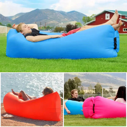 Person entspannt auf blauem aufblasbarem Luftsofa im Freien, ideal für Camping und Strand.