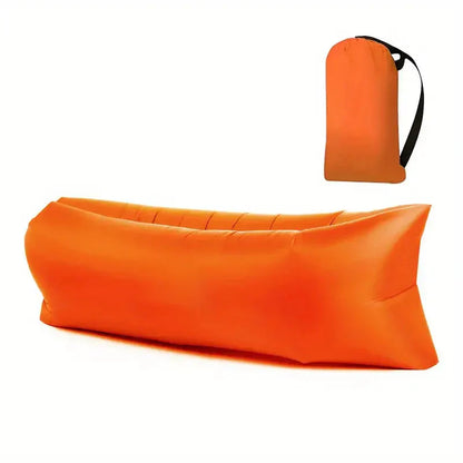 Aufblasbares orangefarbenes Luftsofa mit Tragetasche, ideal für Camping und Outdoor-Aktivitäten.