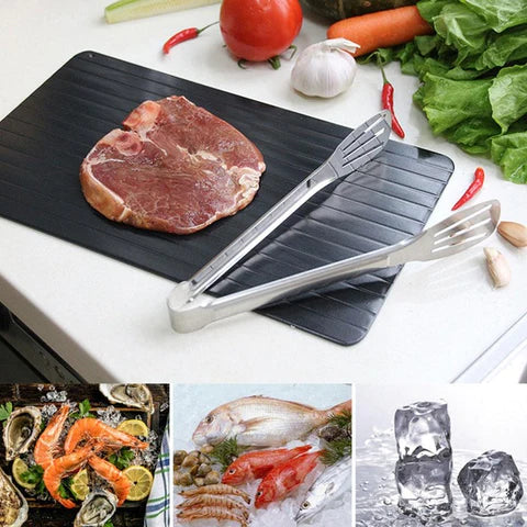 Schwarzes Auftau-Tablett mit rohem Fleisch, Edelstahlzange, Gemüse im Hintergrund.