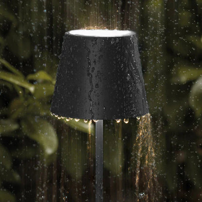 Schwarze wasserdichte Gartenlampe im Regen, moderne Außenbeleuchtung, energiesparend.