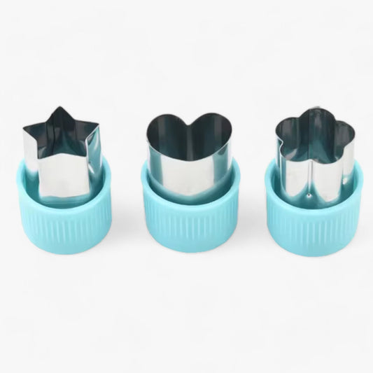 Drei Edelstahl-Ausstechformen mit blauen Griffen, Stern, Herz und Blume, Backzubehör.