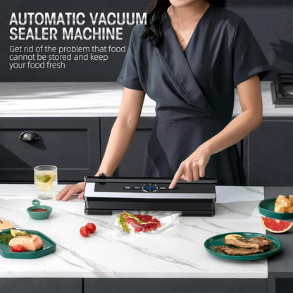 Automatische Vakuumiermaschine, schwarz, auf Küchentisch mit Lebensmitteln, moderne Küche.