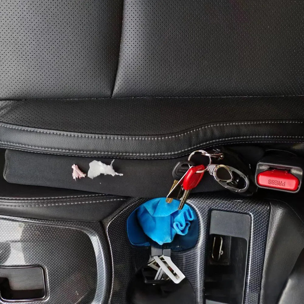 Schwarzer Autositz-Organizer aus Leder mit Schlüsselanhänger und Aufbewahrungstaschen.
