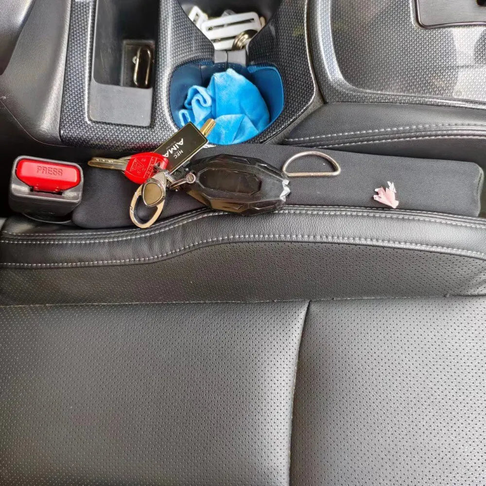 Schwarzer Autositz-Organizer mit Schlüsselbund und Sonnenbrille, Leder, Autozubehör.