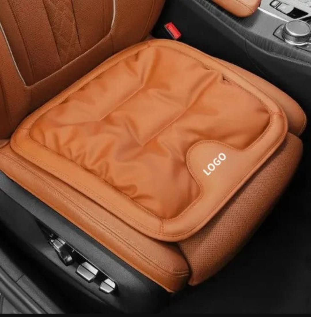 Braunes, ultra-komfortables Autositzkissen aus Leder mit Logo, ergonomisch, rutschfest.