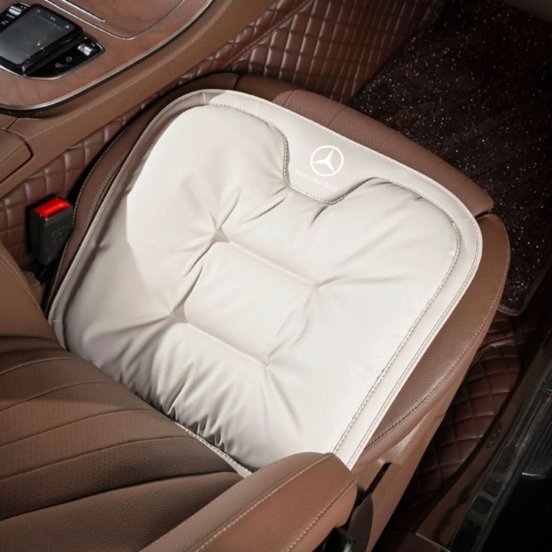 Beiges, ultra-komfortables Autositzkissen, Leder, Mercedes-Logo, ergonomisch, luxuriös.