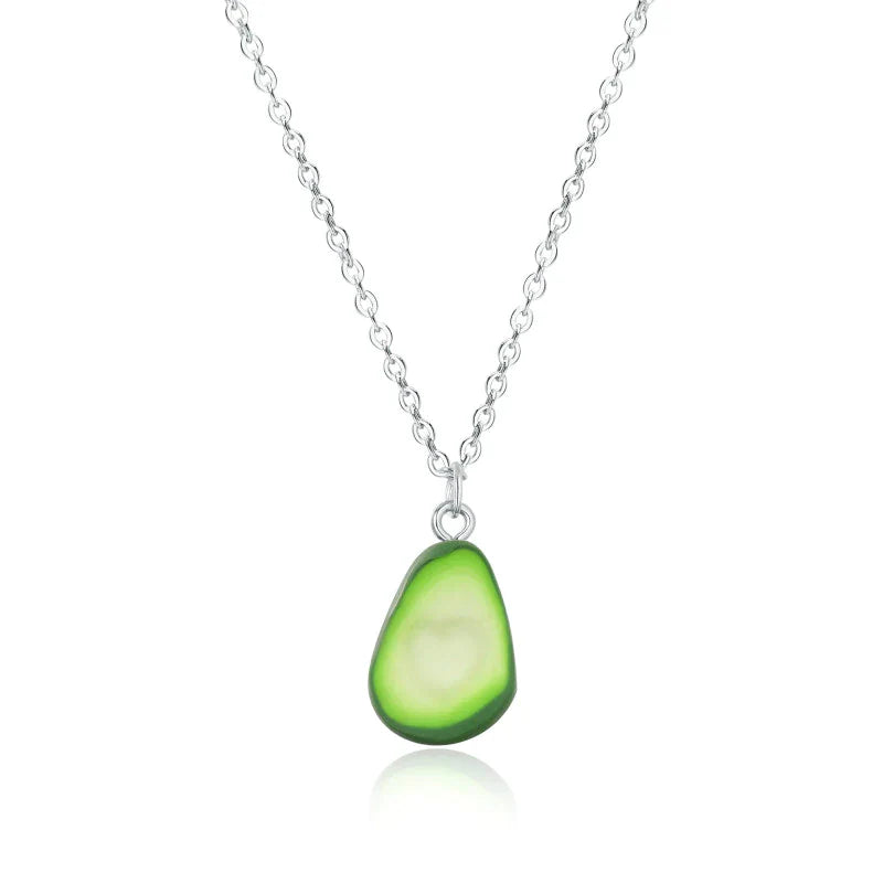 Silberkette mit grünem Avocado-Anhänger, modisches Schmuckstück, Geschenkidee für Frauen.