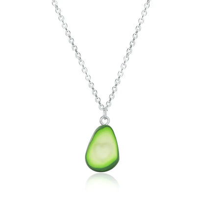 Silberkette mit grünem Avocado-Anhänger, modisches Schmuckstück, Geschenkidee für Frauen.