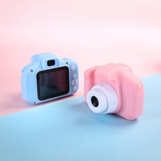 Rosa und blaue Kinderkamera, digital, Kunststoff, auf pastellfarbenem Hintergrund.