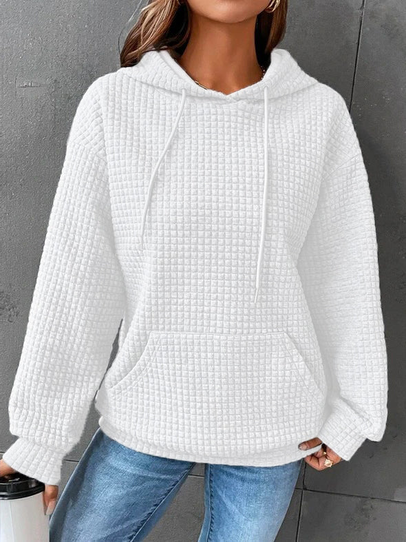 Weiße Damen-Kapuzenpullover, Strickmuster, lässig, bequem, modisch, Herbstmode.