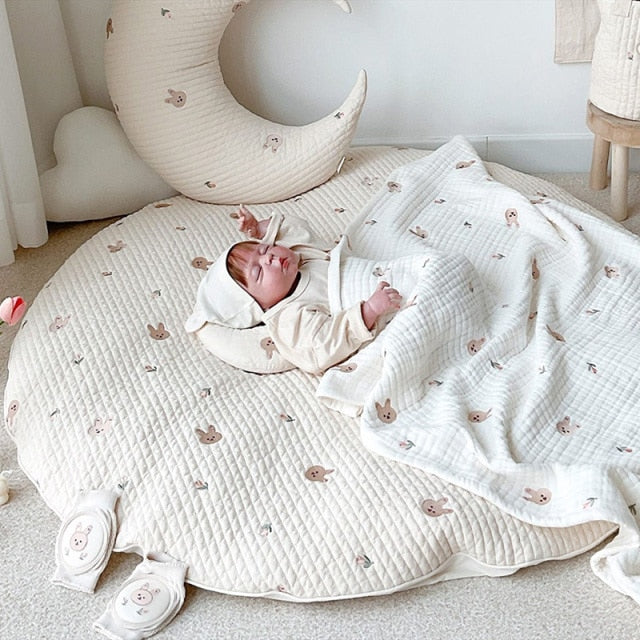Polstrad babygymmatta i bomull med djurmotivbroderi - 80 cm