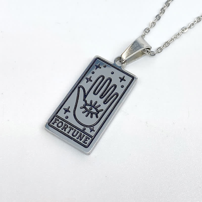 Silberne Halskette mit rechteckigem Anhänger, Hand- und Augensymbol, Fortune-Design.