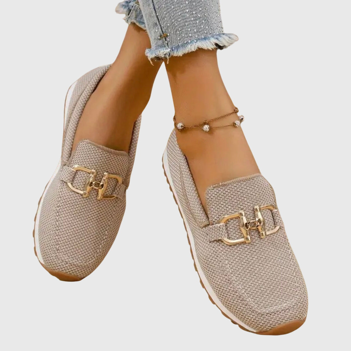 Beige instegsskor på modellens fötter, ovanifrån med fokus på spänne och mesh-yta 10