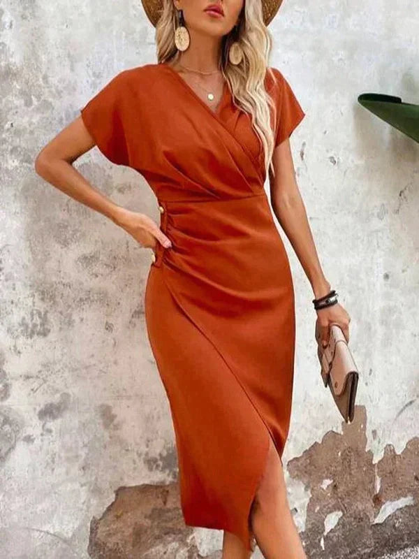 Frau in orangefarbenem Sommerkleid, Strohhut, beige Tasche, modisch, elegant, lässig.