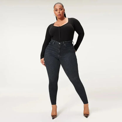 Frau in schwarzem Langarm-Body und dunkelblauer Jeans, Plus-Size-Mode, elegante Kleidung.