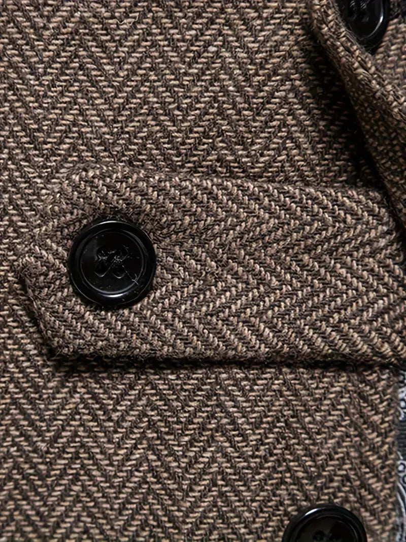 Brauner Fischgrät-Wollmantel mit schwarzen Knöpfen, elegantes Design, hochwertige Wintermode.