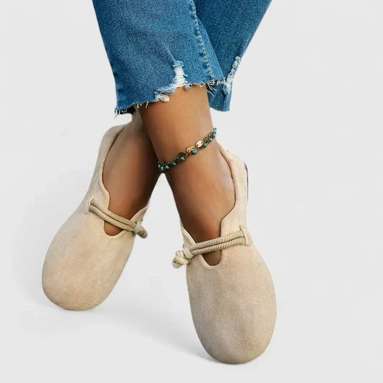 Beigea mockaloafers med rund tå och snodd, bärs med korsade ben och slitna jeans 3