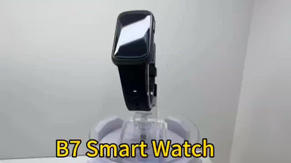 Schwarze B7 Smartwatch mit rechteckigem Display auf transparentem Ständer.