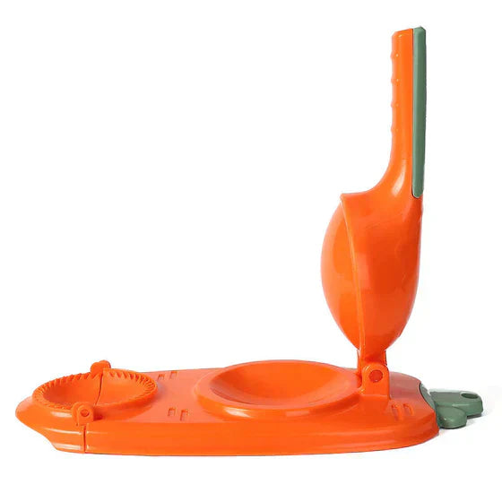 Orangener Kunststoff-Hundeballwerfer mit Griff, ideal für Outdoor-Spiele und Training.