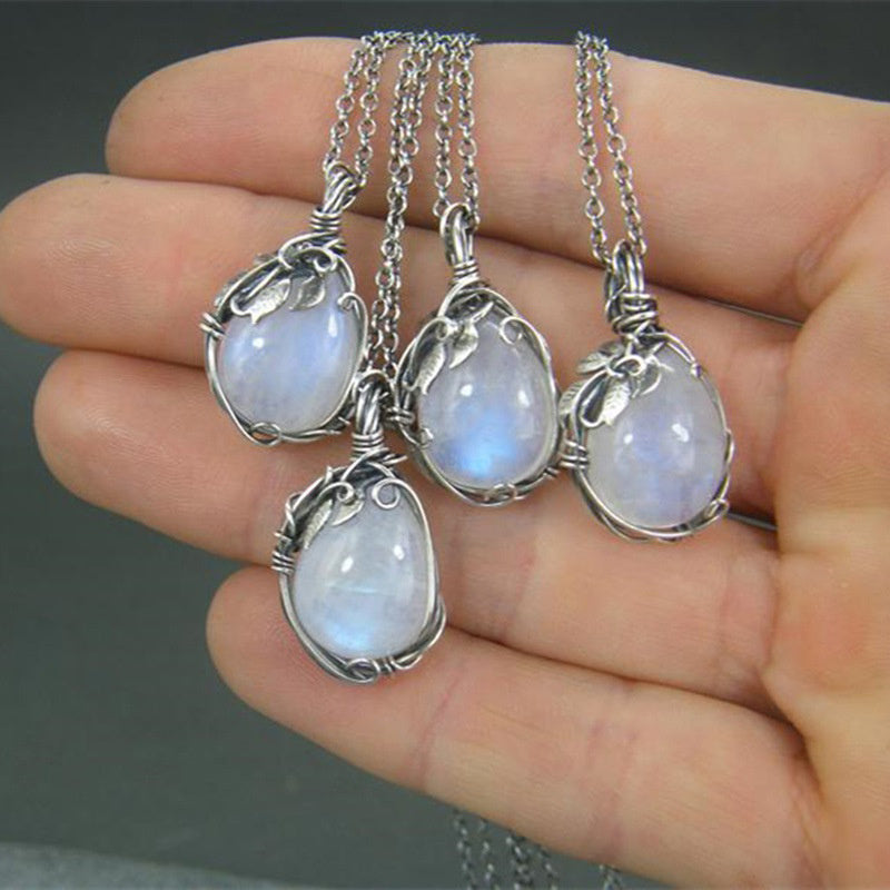 Handgefertigte Mondstein-Anhänger mit Silberkette, eleganter Schmuck, Geschenkidee.