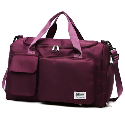 Lila Reisetasche aus Nylon mit mehreren Fächern und verstellbarem Schultergurt.