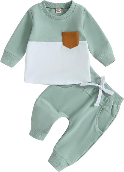 Grüner Baby-Sweatanzug, zweiteilig, mit brauner Brusttasche, aus Baumwolle.