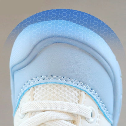 Hellblauer Kinderschuh mit weißem Netzstoff, ideal für Outdoor-Aktivitäten, rutschfeste Sohle.