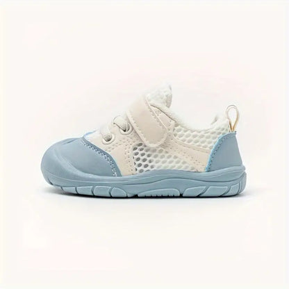 Baby-Sneaker blau-weiß, atmungsaktives Mesh, rutschfeste Sohle, Klettverschluss.