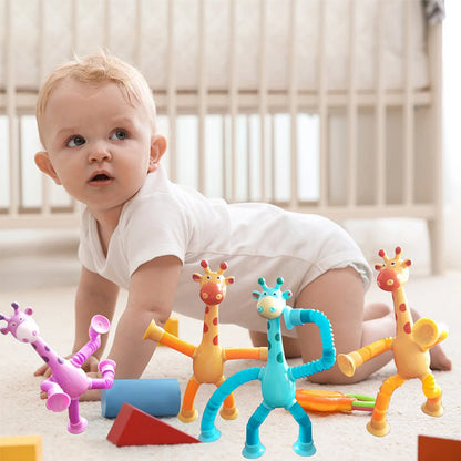 Kleinkind spielt mit bunten, flexiblen Giraffen-Spielzeugen im Kinderzimmer.