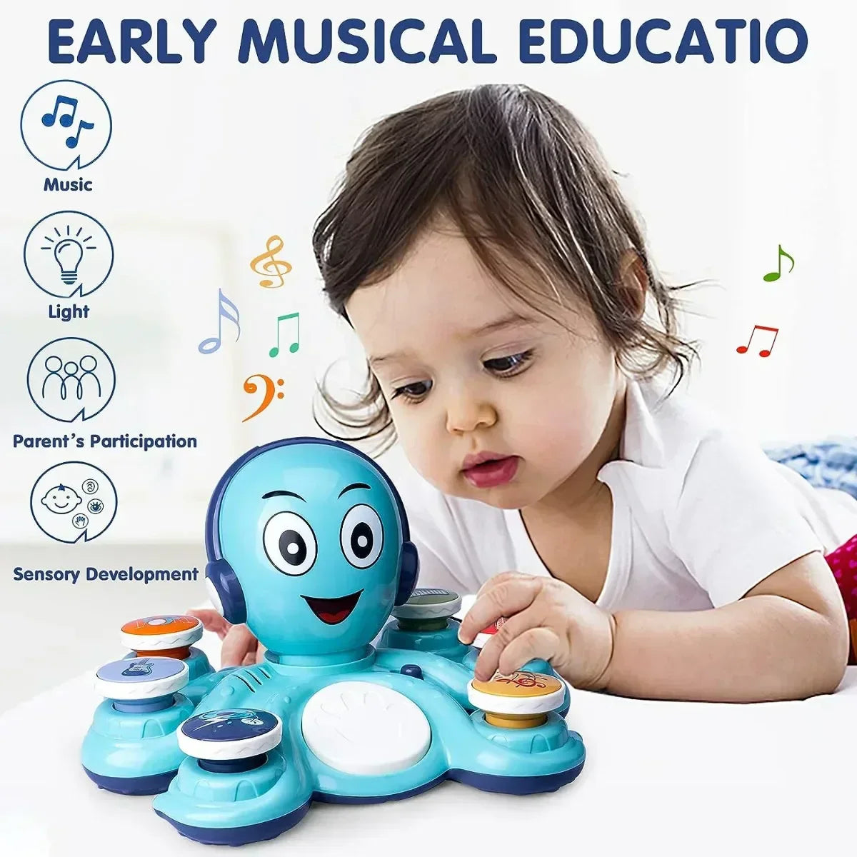 Kleinkind spielt mit blauem musikalischem Oktopus-Spielzeug, fördert frühe musikalische Bildung.