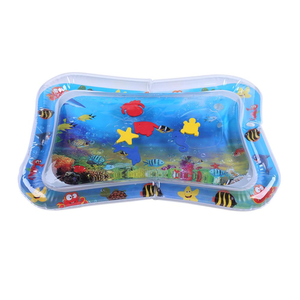 Aufblasbare Baby-Wasserspielmatte, PVC, bunt, mit Meeresmotiven und schwimmenden Spielzeugen.