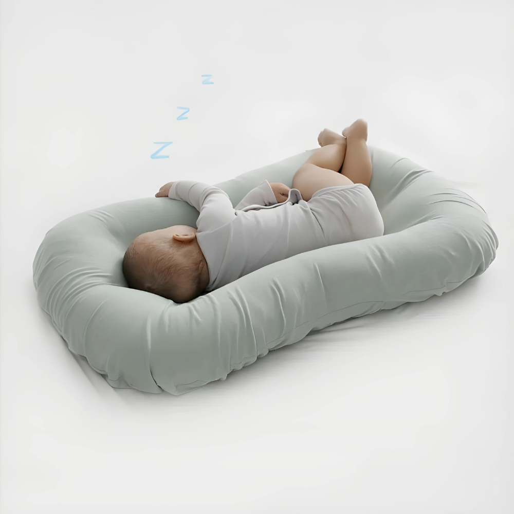 Baby schläft auf hellblauem Babynest, weich, ergonomisch, bequem, Schlafhilfe für Neugeborene.