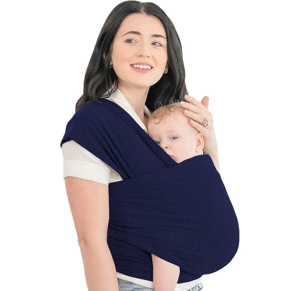 Frau mit Baby in dunkelblauem Tragetuch, bequemes Babytragetuch, weiches Material.
