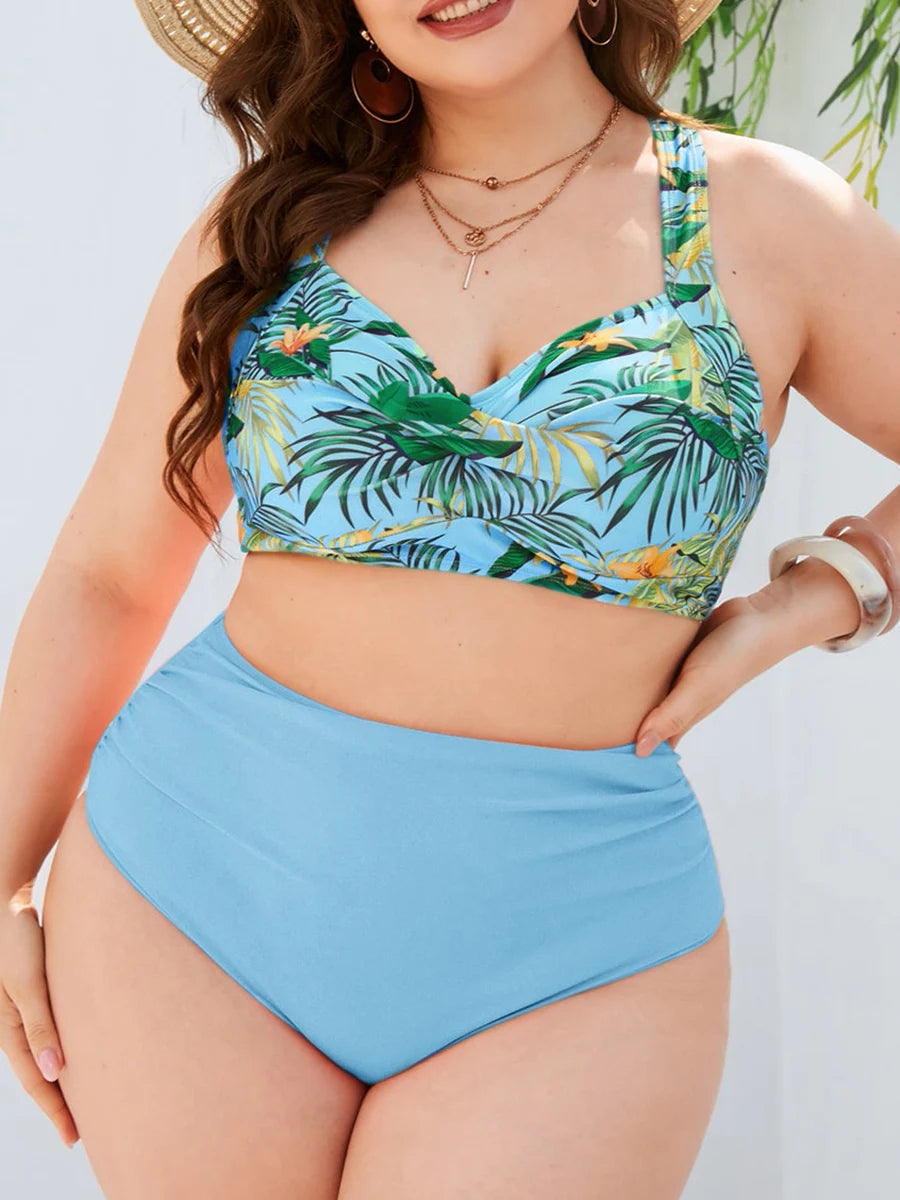 Frau im blauen Bikini mit tropischem Muster, Plus-Size, Sommermode, Strandbekleidung.