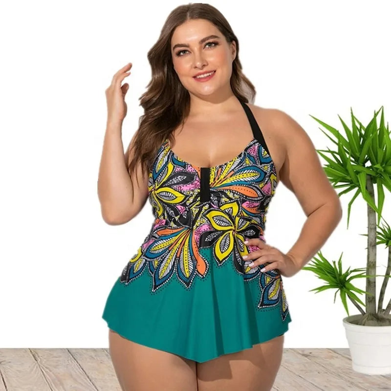Frau im bunten Badeanzug mit Blumenmuster, Plus-Size, vor weißem Hintergrund mit Pflanze.