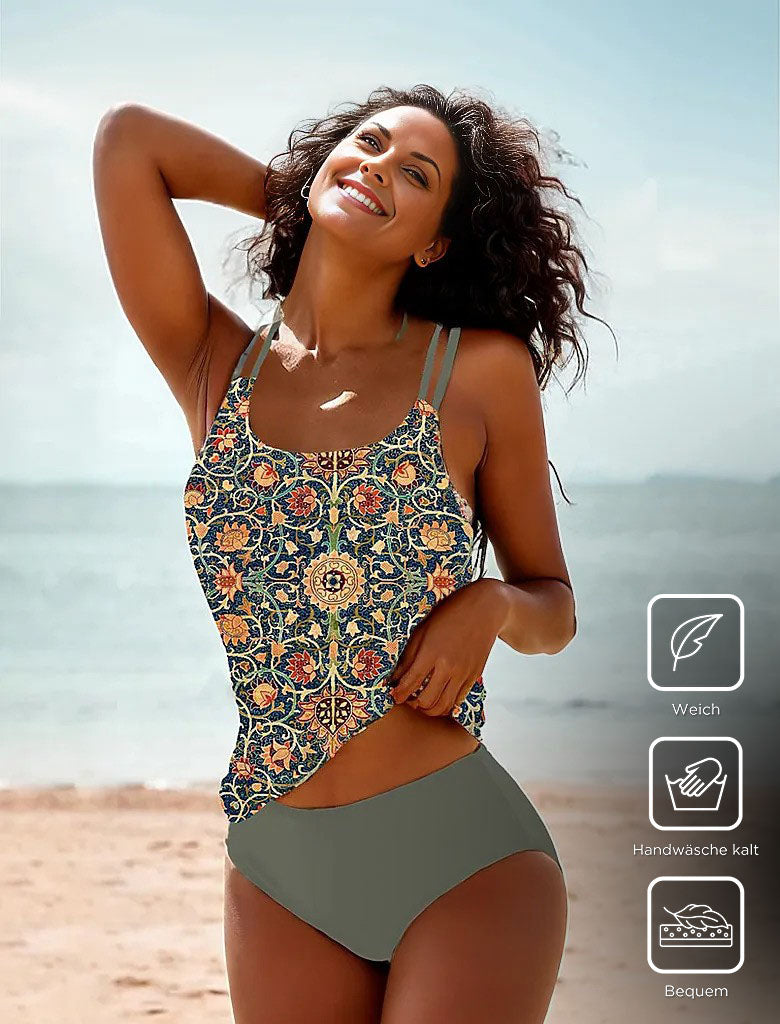 Frau im gemusterten Tankini am Strand, lächelnd, Sommermode, Badebekleidung, bequem.