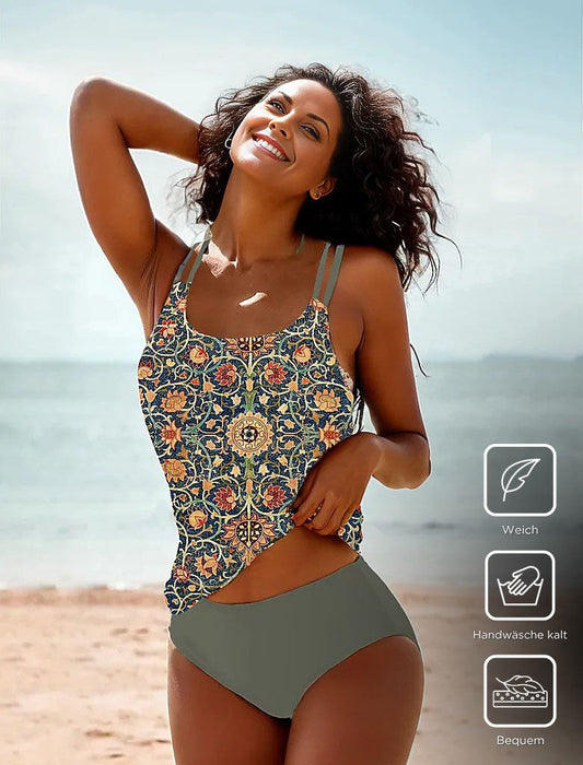 Frau im gemusterten Tankini am Strand, lächelnd, Sommermode, Badebekleidung, bequem.