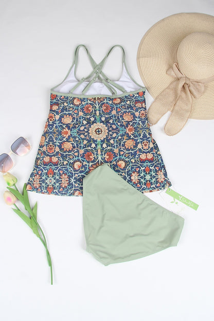Badeanzug mit floralem Muster, grünem Rock, Strohhut, Sonnenbrille und Tulpe auf weißem Hintergrund.
