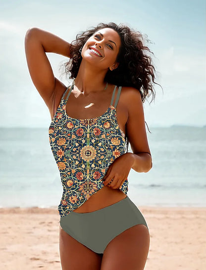 Frau im gemusterten Tankini am Strand, Sommermode, Bademode, lächelnd, Meereshintergrund.
