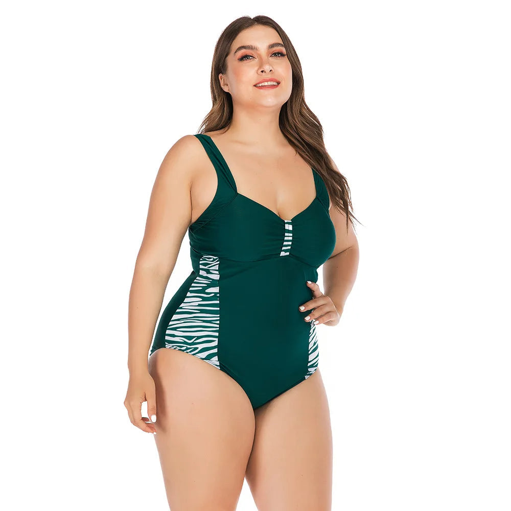 Frau im grünen Badeanzug mit Zebramuster, Plus-Size, Sommermode, Strandbekleidung.