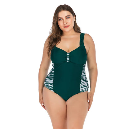 Frau im grünen Badeanzug mit Zebra-Muster, Plus-Size, Sommermode, Strandbekleidung.
